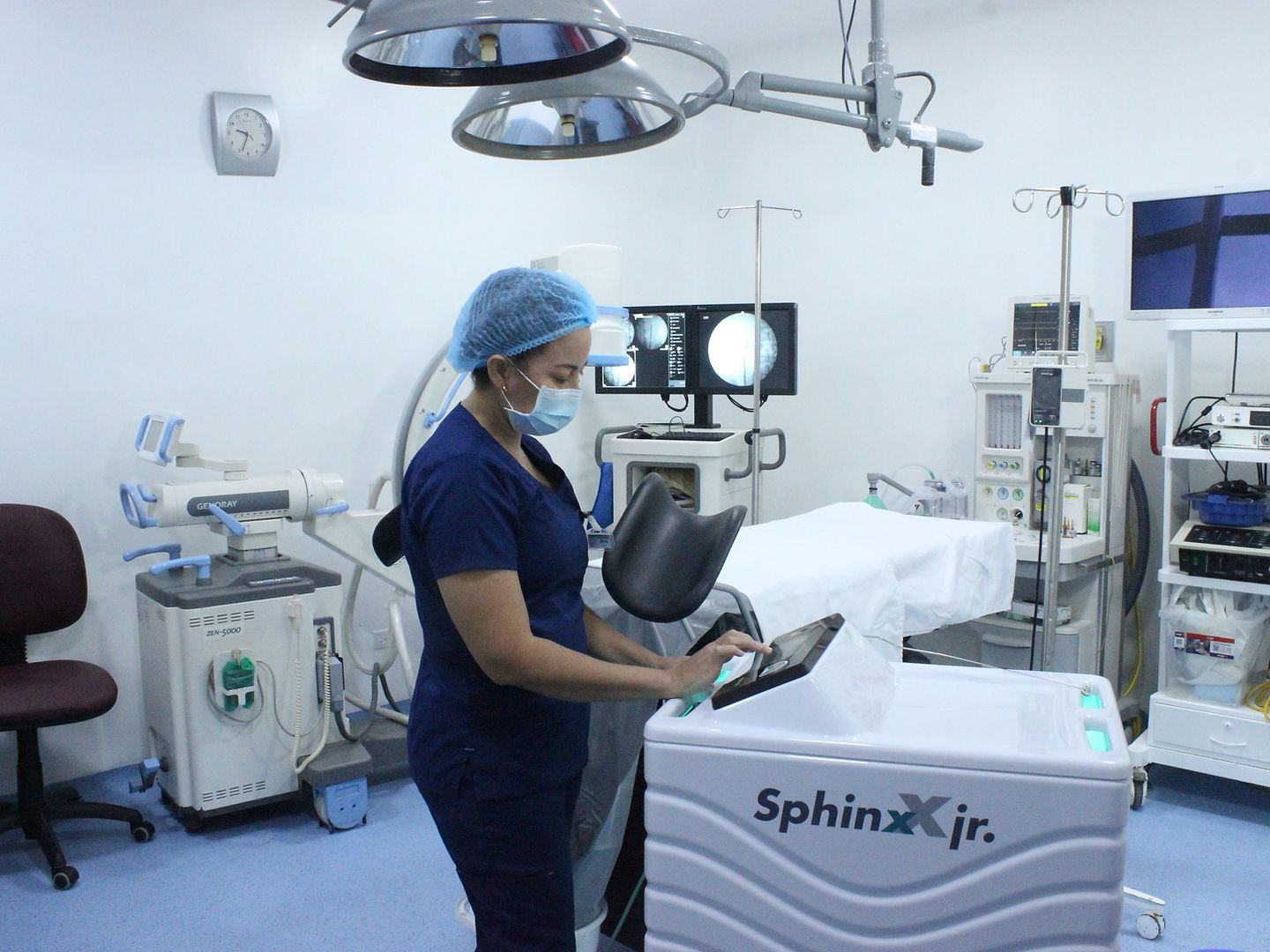 Profesional médico operando equipo de urología en una sala de procedimientos